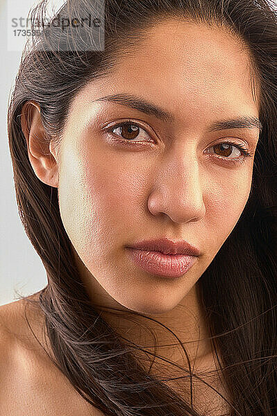 Studioporträt einer Frau mit braunen Haaren