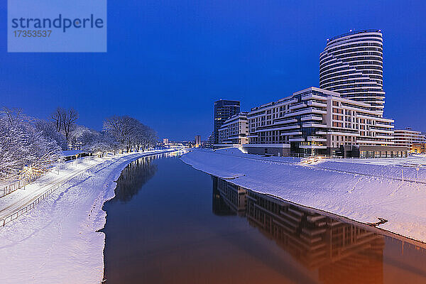 Polen  Karpatenvorland  Rzeszow  moderne Bürogebäude am Fluss