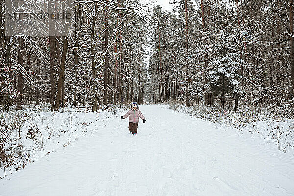 Polen  Karpatenvorland  Mädchen haben Spaß im Winter