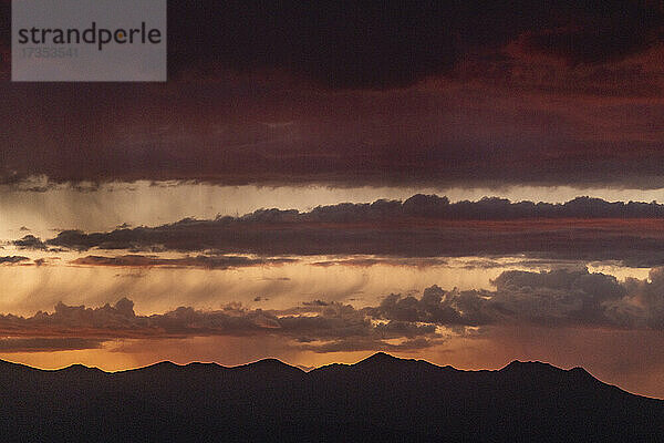 USA  Idaho  Bellevue  Sturmwolken über Bergen bei Sonnenuntergang