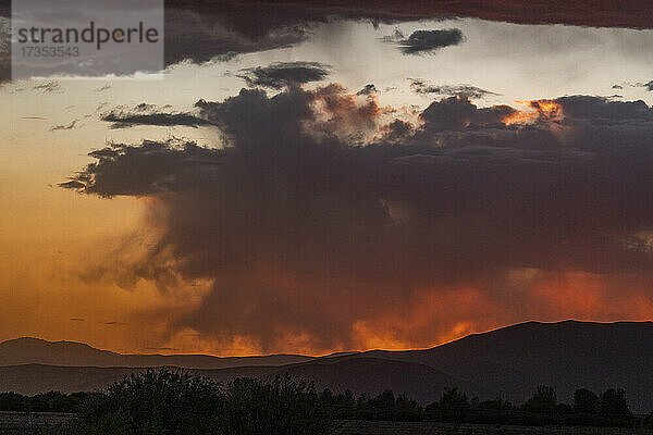 USA  Idaho  Bellevue  Sturmwolken über der Landschaft bei Sonnenuntergang