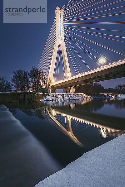 Polen  Karpatenvorland  Rzeszow  Hängebrücke bei Nacht im Winter