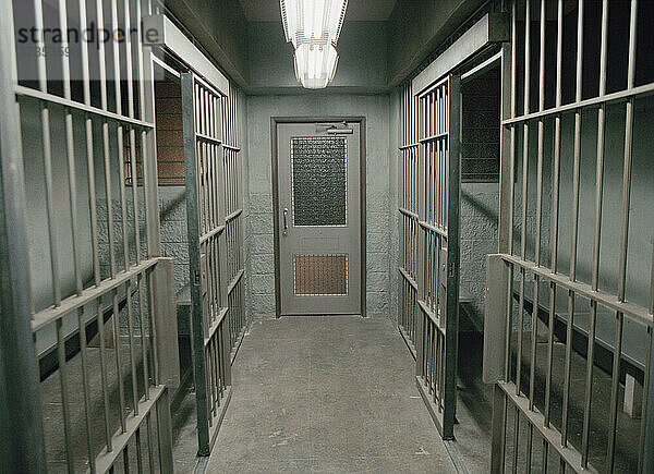 Reihe leerer Gefängniszellen