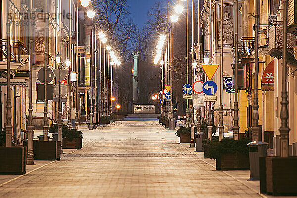 Polen  Heiliges Kreuz  Kielce  Stadtstraße nachts beleuchtet