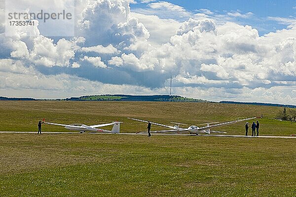 Segelflugzeug wartet auf Startfreigabe  Flugplatz Wasserkuppe  Rhön  Gersfeld  Hessen  Deutschland  Europa