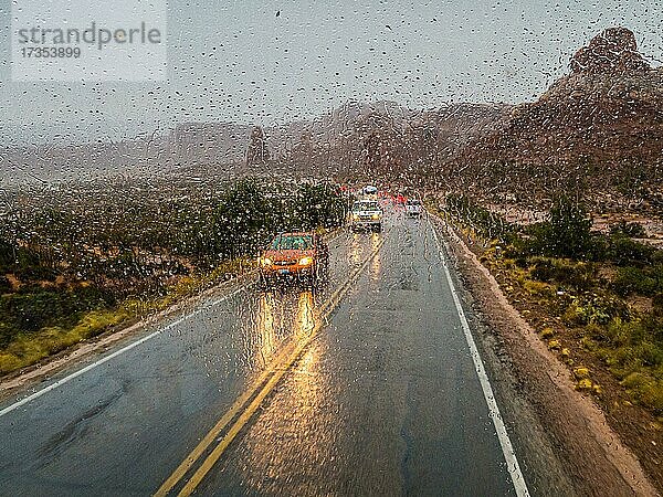 Regentropfen auf einem Autofenster  Fahrt bei Regen  Arches Scenic Drive  Arches-Nationalpark  Utah  USA  Nordamerika