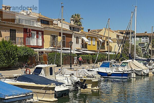 Boote und bunte Häuser  Hafen Saplaya  Alboraya  Valencia  Spanien  Europa