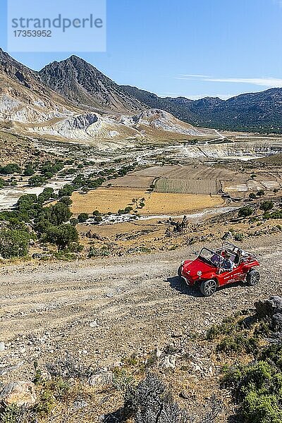 Touristen erkunden Nysiros mit einem roten Auto auf einer Schotterstraße  Vulkan Caldera mit Bimssteinfeldern  gelb gefärbte Schwefelsteine  Stefanos und Alexandros Krater  Nisyros  Dodekanes  Griechenland  Europa
