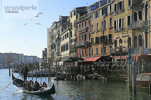 Gondel auf dem Canal Grande bei der Rialtobrücke  Venedig Venezia  Venetien Veneto  Italien  Europa
