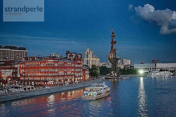 Bootsfahrt auf dem Moskwa-Fluss bei Nacht  Moskau  Russland  Europa
