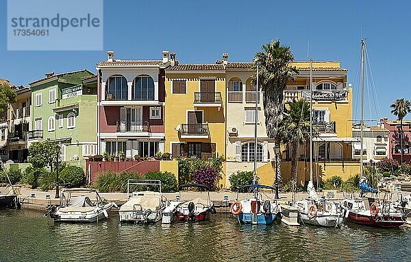 Yachten und bunte Häuser  Hafen Saplaya  Alboraya  Valencia  Spanien  Europa