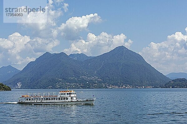 Ausflugsschiff vor Monte Sasso del Ferro  Lago Maggiore  Lombardei  Italien  Europa
