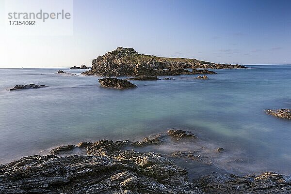 Vorgelagerte Inseln am Plage des Chevrets  Saint Coulomb  Bretagne  Frankreich  Europa