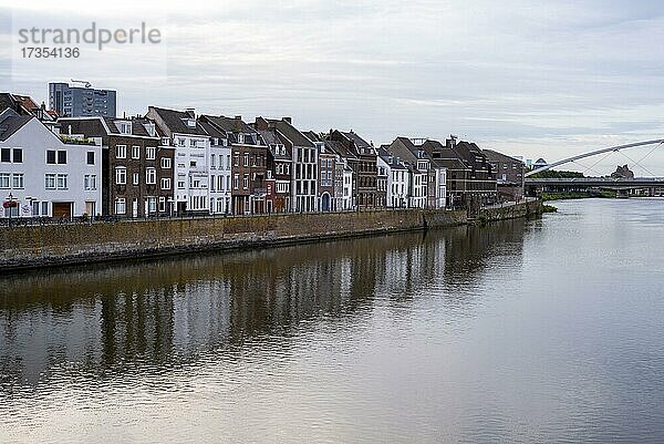 Östliches Maasufer mit historischen Gebäuden  Maastricht  Provinz Limburg  Niederlande  Europa