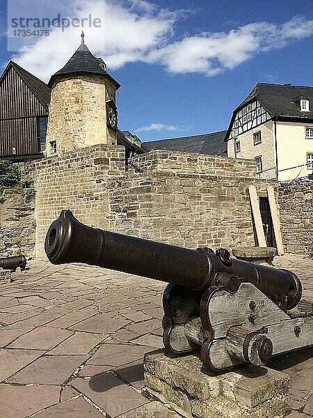 Historische Kanone auf Gestell  im Hintergrund Uhrenturm  Burg Waldeck  Schloss Waldeck  Waldeck  Hessen  Deutschand