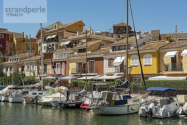 Boote und bunte Häuser  Hafen Saplaya  Alboraya  Valencia  Spanien  Europa