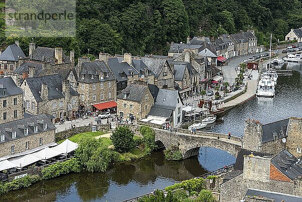 Blick vom Viadukt auf die historische Altstadt von Dinan  Bretagne  Département Côtes-d?Armor  Frankreich  Europa
