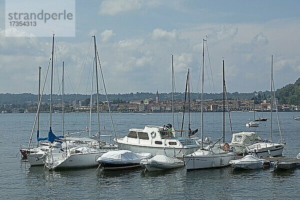 Jachthafen mit Blick auf Arona  Angera  Lago Maggiore  Lombardei  Italien  Europa