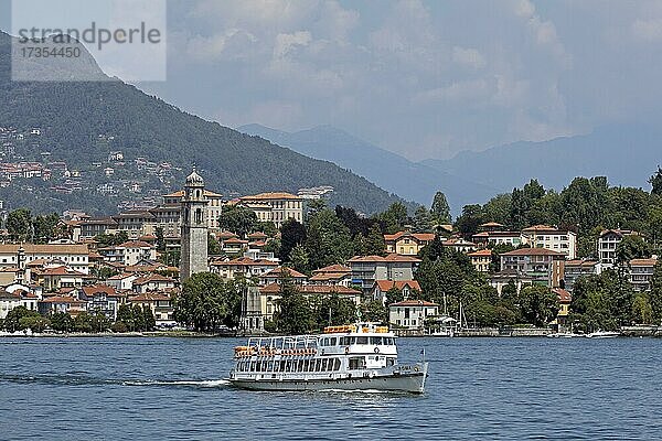 Ausflugsschiff vor Verbania-Pallanza  Lago Maggiore  Piemont  Italien  Europa