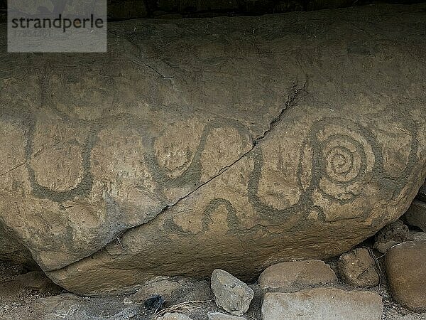 Felsgravur auf neolithischem Ganggrab  Grabstätte  Knowth  Unesco Weltkulturerbe  Bru na Boinne  Donore  County Meath  Irland  Europa