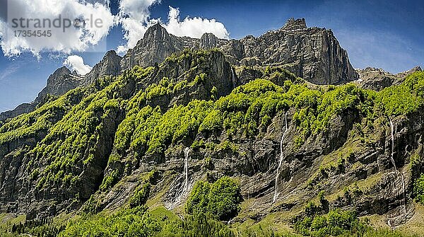 Cirque du Fer a Cheval klassifiziert Grand Site de France  Kalksteingipfel bei Sixt Fer a Cheval  Französische Alpen  Departement Haute-Savoie  Auvergne-Rhone-Alpes  Frankreich  Europa