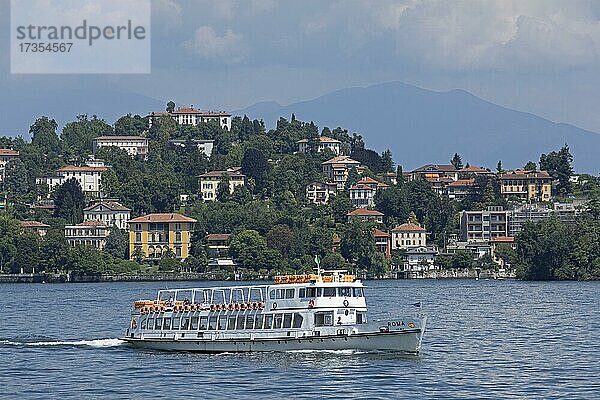 Ausflugsschiff vor Verbania-Pallanza  Lago Maggiore  Piemont  Italien  Europa