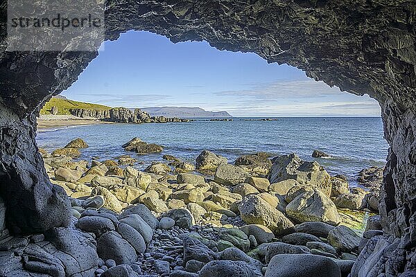 Blick aus der Wasserfallhöhle  Rauðasandur  Patreksfjörður  Vestfirðir  Island  Europa