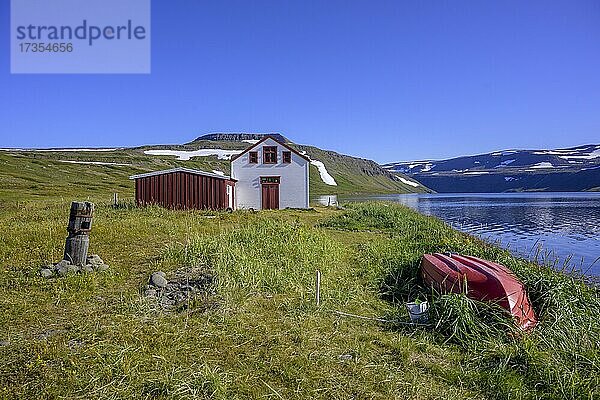 Ruderboot und altes Wohnhaus  Heysteri  Hornstrandir  Vestfirðir  Island  Europa