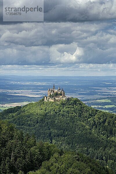 Die Burg Hohenzollern  Bisingen  Baden-Württemberg  Deutschland  Europa