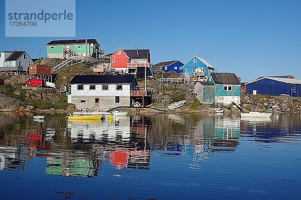 Bunte Häuser spiegeln sich im Fjord  Abendsonne  Maniitsoq  Grönland  Nordamerika