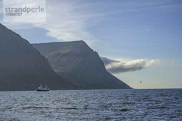 Trawler und Berge bei  Isafjördur  Vestfirðir  Island  Europa
