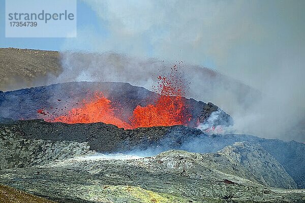 Schwefelfelder vor Vulkankrater  glühende Lavafontänen  Dampf und flirrende Luft Fagradalsfall  Reykjanes  Grindavik  Island  Europa