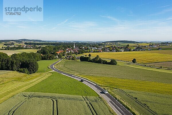 Drohnenaufnahme  Agrarlandschaft  Landstraße zwischen Getreidefelder mit Ortschaft Pattigham  Innviertel  Oberösterreich  Österreich  Europa