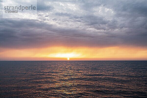 Blick über das offene Meer auf die untergehende Sonne  dramatischer Wolkenhimmel bei Sonnenuntergang  Rhodos  Dodekanes  Griechenland  Europa