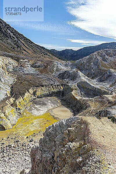 Vulkan Caldera mit Bimssteinfeldern  gelb gefärbte Schwefelsteine  Alexandros Krater  Nisyros  Dodekanes  Griechenland  Europa