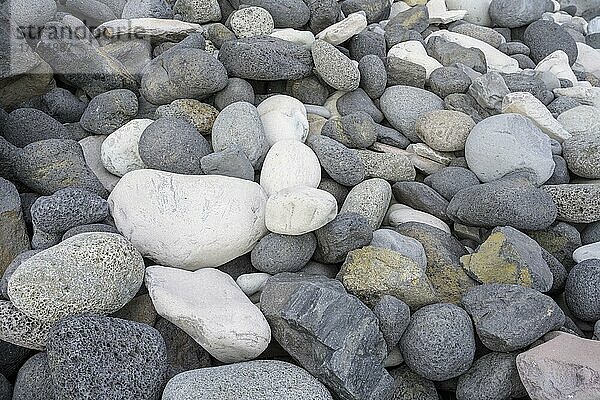 Runde Steine am Strand  Hellnar  Vesturland  Island  Europa