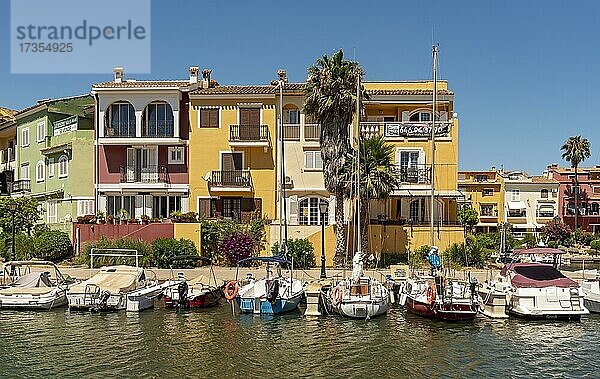 Boote und bunte Häuser  Hafen Saplaya  Alboraya  Valencia  Spanien  Europa