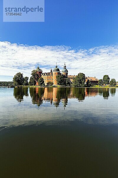 Schloss Gripsholm spiegelt sich im See Mälaren  Mälarsee  Mariefred  Strängnäs  Södermanlands län  Schweden  Europa