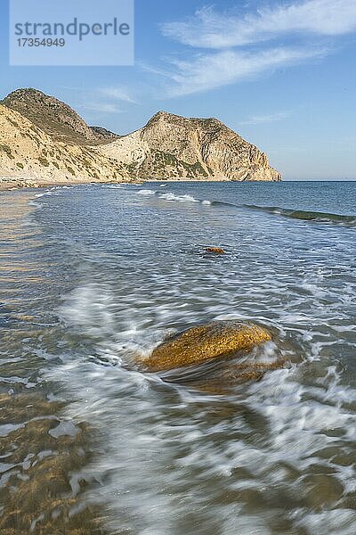 Felsen im Wasser  Sandstrand mit Felsklippen  Paralia Paradisos  Kos  Dodekanes  Griechenland  Europa