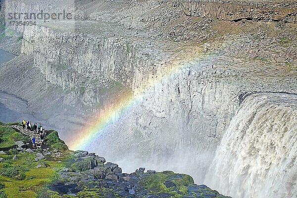 Regenbogen vor Wasserfall  Menschen auf der linken Seite  Steinwüste im Hintergrund  Dettifoss  Jökulsa a Fjöllum  Island  Europa