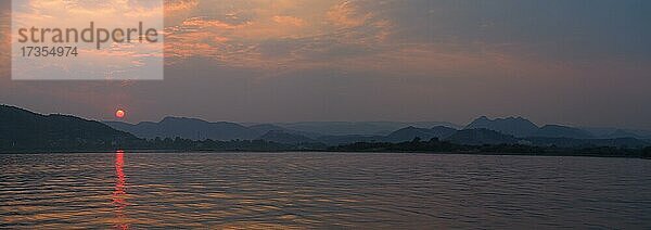 Abendstimmung bei Sonnenuntergang  Pichola-See  Lake Pichola  Udaipur  Rajasthan  Indien  Asien