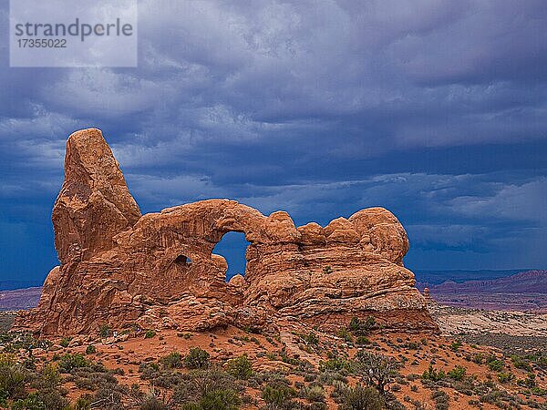 Gewitterwolken über Turret Arch  The Windows Selection  Arches National Park  Utah  USA  Nordamerika