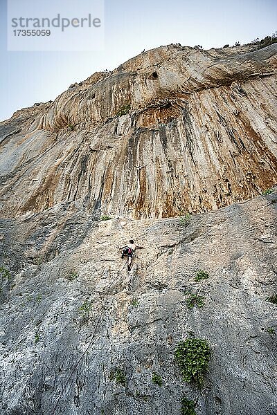 Klettern an einer Felswand  Kletterer im Vorstieg  Sport-Klettern  Kalymnos  Dodekanes  Griechenland  Europa
