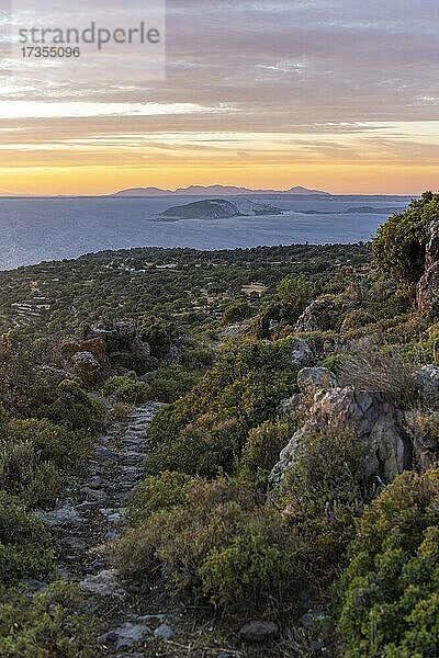 Sonnenuntergang über dem Meer  Landschaft mit Macchia  hinten Inseln Gyali und Kos  Nisyros  Dodekanes  Griechenland  Europa