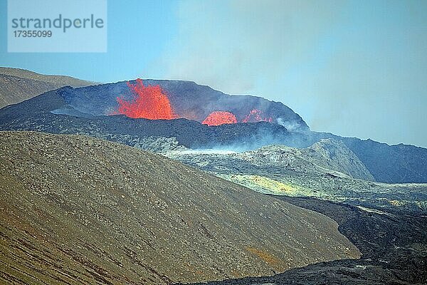 Schwefelfelder und Lavafelder vor Vulkankrater  glühende Lavafontänen  Dampf und flirrende Luft Fagradalsfall  Reykjanes  Grindavik  Island  Europa