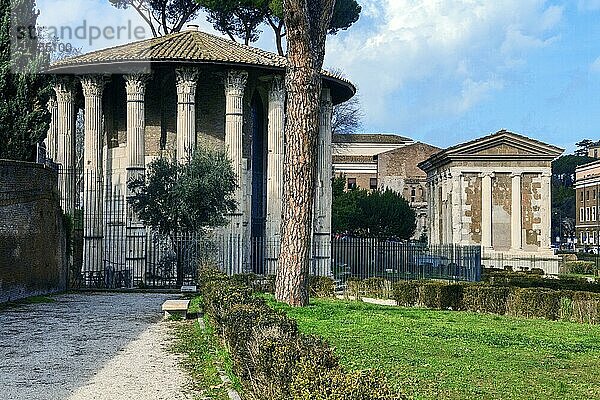 Links Tempel des Herkules Olivarius  rechts dahinter Hafentempel  Tempel des Portunus  Forum Boarium  Rom  Latium  Italien  Europa
