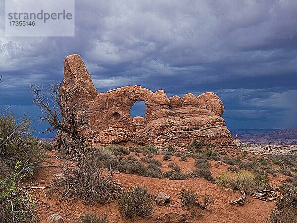 Gewitterwolken über Turret Arch  The Windows Selection  Arches National Park  Utah  USA  Nordamerika