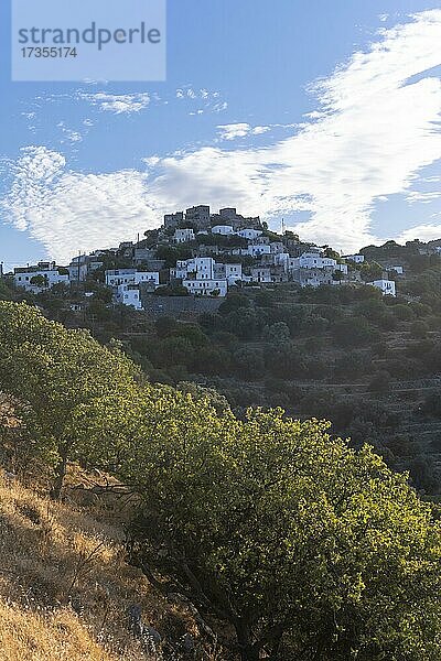 Kleines Dorf auf einem Hügel  Emporios  Nisyros  Dodekanes  Griechenland  Europa