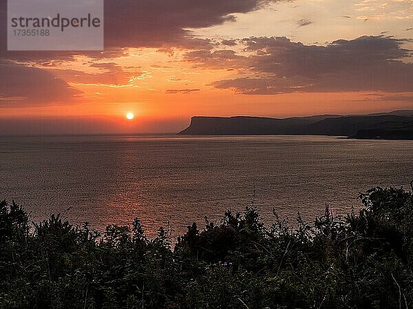 Morgenstimmung bei Sonnenaufgang  nordirische Küstenlandschaft bei Ballycastle  County Antrim  Nordirland  Großbritannien  Europa