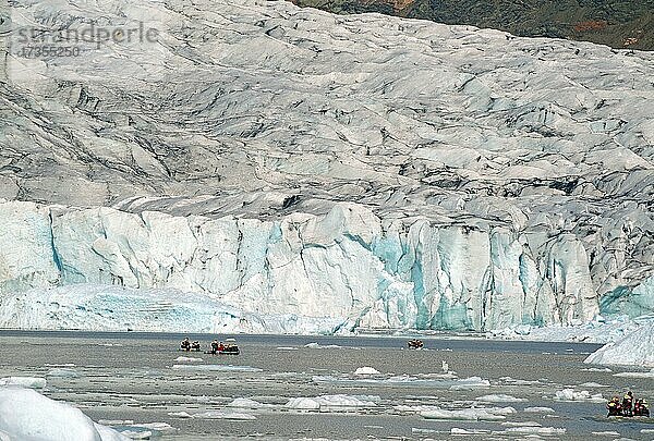 Kleine Boote vor Eismassen und Eiskante  Fjallsarlon  Vatnajökull  Island  Europa